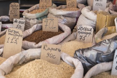 Baharatlar ve sebzeler itibariyle yerel pazar Osh torbalarda. Kırgızistan