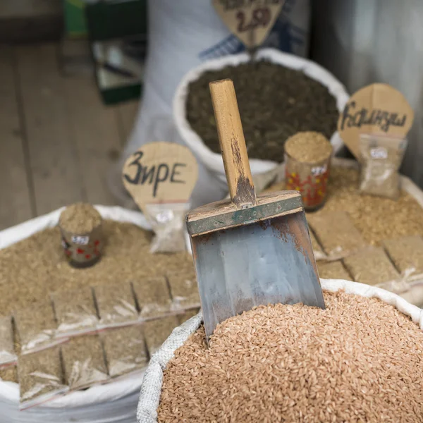 Spezie e verdure in sacchetti al bazar locale di Osh. Kirghizistan — Foto Stock