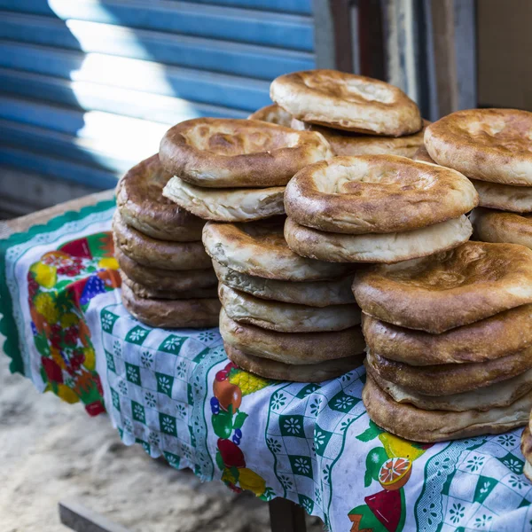 Quirguiz tokoch pão no mercado de domingo em Osh. Quirguizistão . — Fotografia de Stock