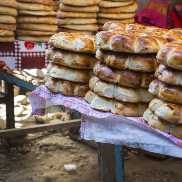 Kırgız tokoch üstünde Osh pazarında Pazar ekmek. Kırgızistan. — Stok fotoğraf