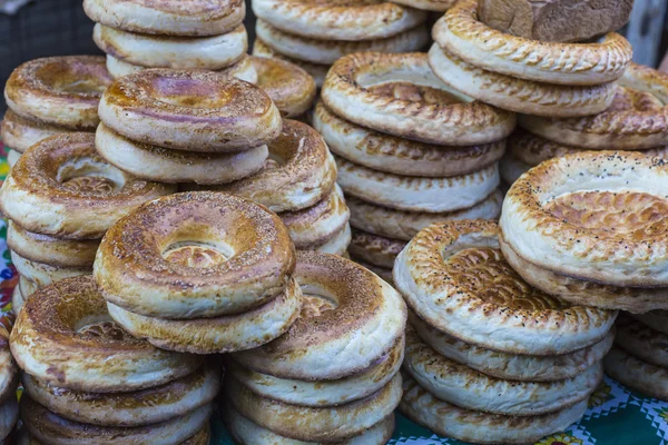 Tokoch de pain kirghiz sur le marché du dimanche à Osh. Kirghizistan . — Photo