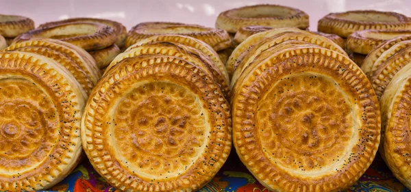 Kirghiz Brot tokoch auf dem sonntäglichen Markt in osh. Kirgisistan. — Stockfoto
