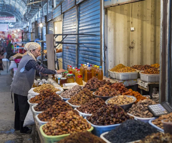 Especiarias e legumes em sacos no bazar local em Osh. Quirguizistão — Fotografia de Stock