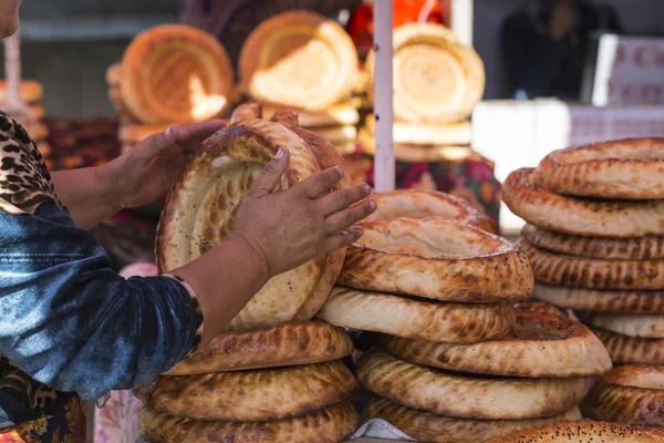 Kirghiz bread tokoch on Sunday market in Osh. Kyrgyzstan. — Stock Photo, Image