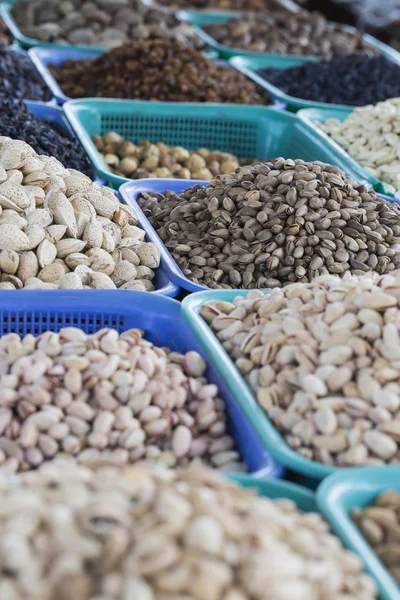 Especiarias e legumes em sacos no bazar local em Osh. Quirguizistão — Fotografia de Stock