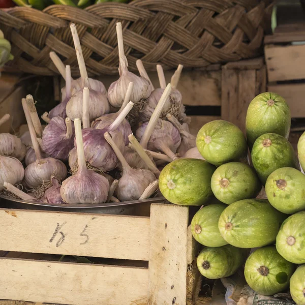 Cebola fresca e alho para vender no mercado da manhã, Bishkek, Kyrg — Fotografia de Stock