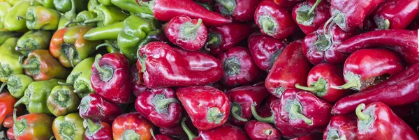 Yeşil ve kırmızı sıcak biber, kırmızı biber closeup — Stok fotoğraf