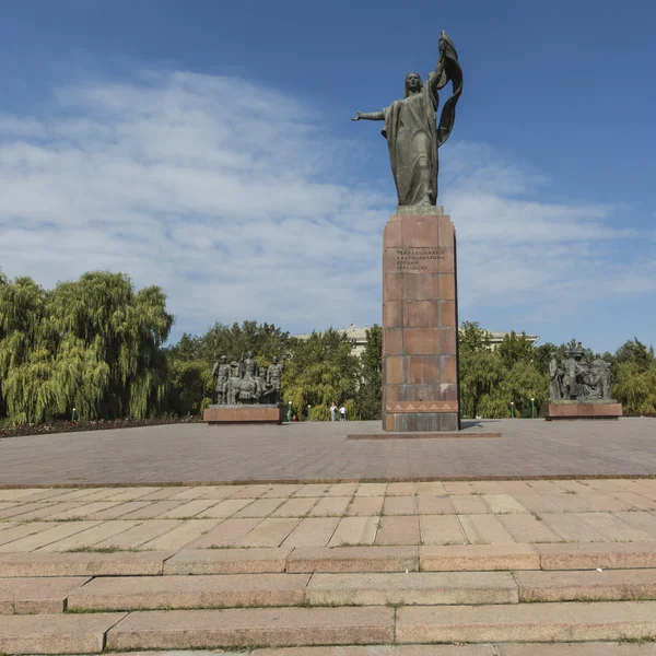 A harcosok a Revolution.Kyrgyzstan emlékműve. — Stock Fotó