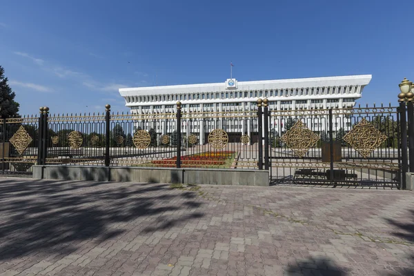 Das Parlament (Oberster Rat) der Kyrgyzrepublik. Bischkek — Stockfoto