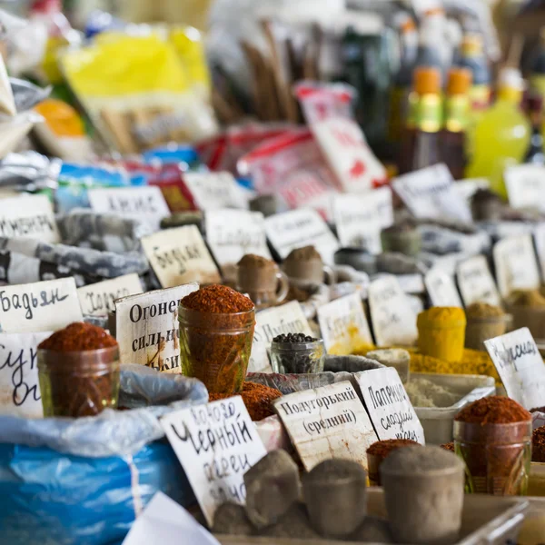 Hermoso mercado oriental vívido con bolsas llenas de varias especias —  Fotos de Stock