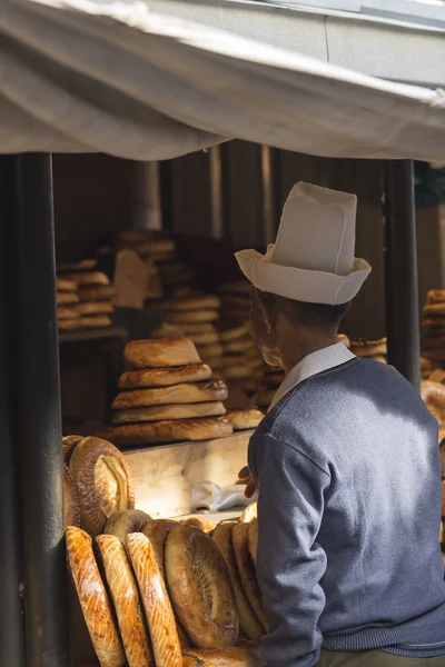 Kirghiz pan tokoch en el mercado dominical en Osh. Kirguistán . —  Fotos de Stock