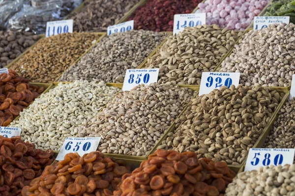 OSH bazaar i Kirgizistan - nötter och russin till salu. — Stockfoto
