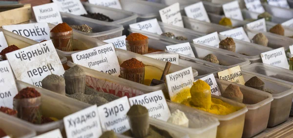 Beau marché oriental vivant avec des sacs pleins de diverses épices — Photo