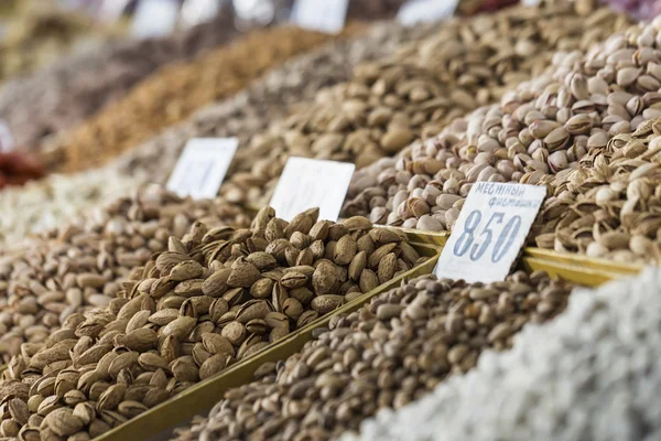 Osh bazaar in Kyrgyzstan - nuts and raisins for sale. — Stock Photo, Image