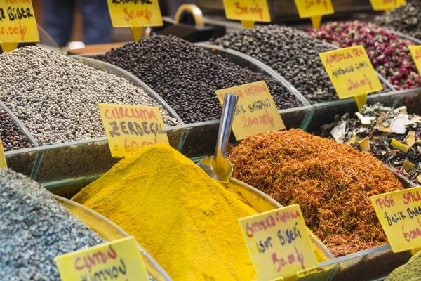 Turquia, Istambul, Bazar de especiarias, especiarias turcas para venda — Fotografia de Stock