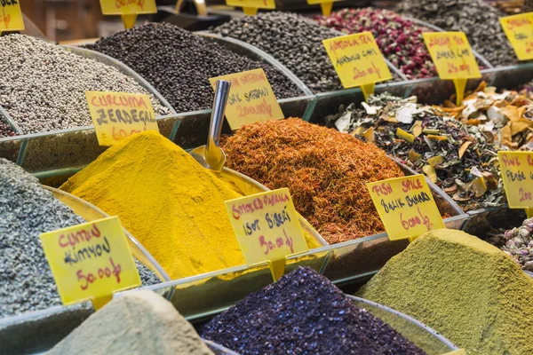 Турция, Стамбул, Spice Bazaar, турецкие специи на продажу — стоковое фото