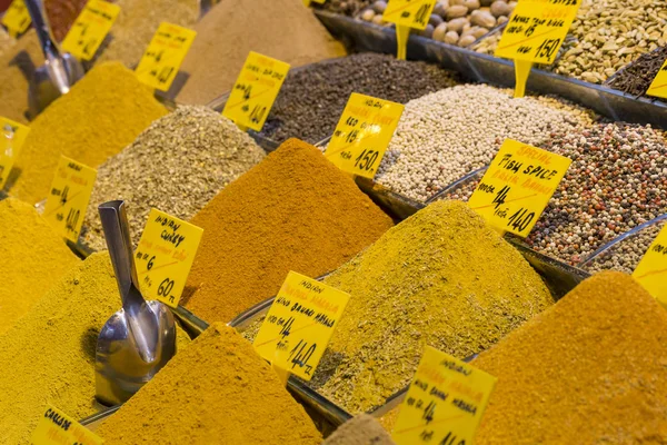 Турция, Стамбул, Spice Bazaar, турецкие специи на продажу — стоковое фото