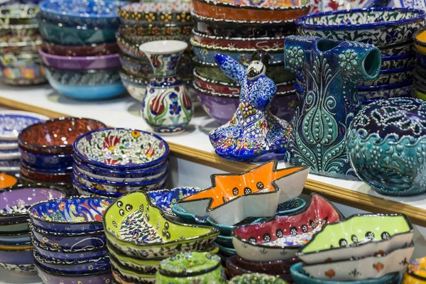 Traditional Turkish ceramics on the Grand Bazaar — Stock Photo, Image