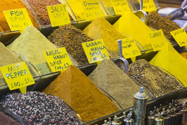 Turkije, Istanbul, Spice Bazaar, Turkse specerijen te koop — Stockfoto