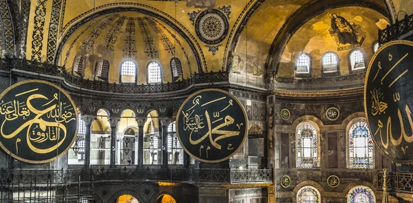 ISTANBUL, TURKEY - DECEMBER 13, 2015: The Hagia Sophia (also cal — Stock Photo, Image