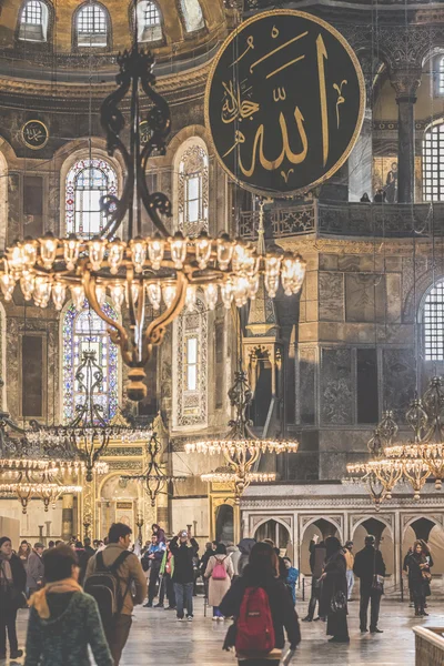 ISTANBUL, TURKEY - DECEMBER 13, 2015: The Hagia Sophia (also cal — Stock Photo, Image