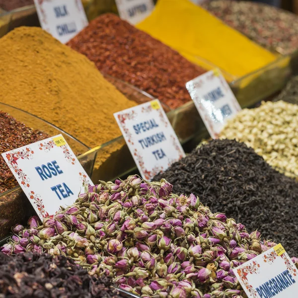 Coloridas especias en el bazar de especias en Estambul, Turquía —  Fotos de Stock