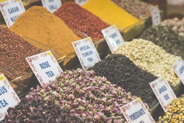Colorful spices at spice bazaar in Istanbul, Turkey — Stock Photo, Image