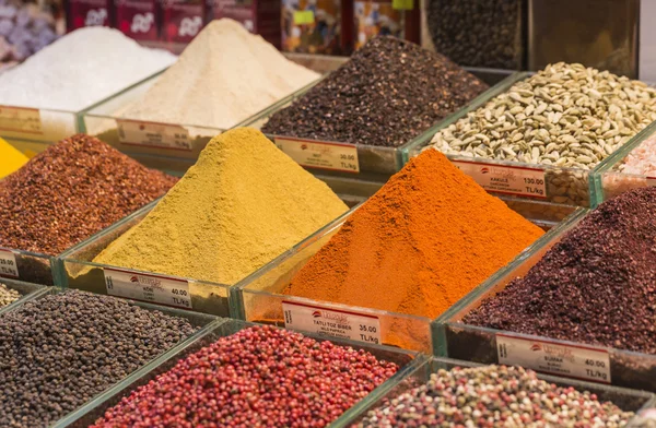 Coloridas especias en el bazar de especias en Estambul, Turquía —  Fotos de Stock