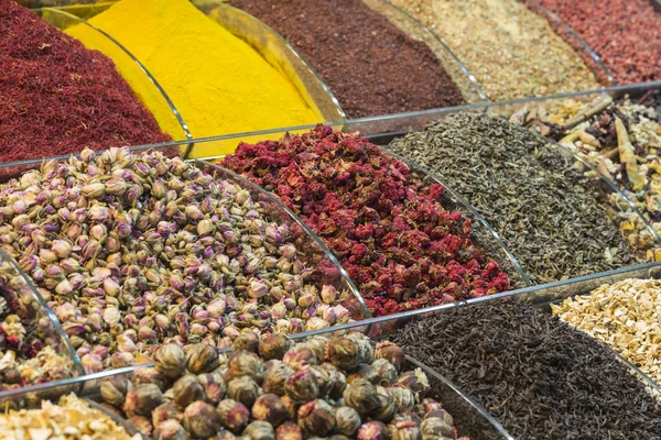 Especiarias coloridas no bazar de especiarias em Istambul, Turquia — Fotografia de Stock