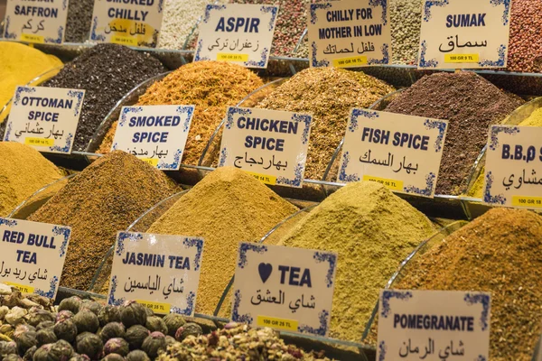 Coloridas especias en el bazar de especias en Estambul, Turquía — Foto de Stock