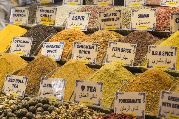 Coloridas especias en el bazar de especias en Estambul, Turquía —  Fotos de Stock