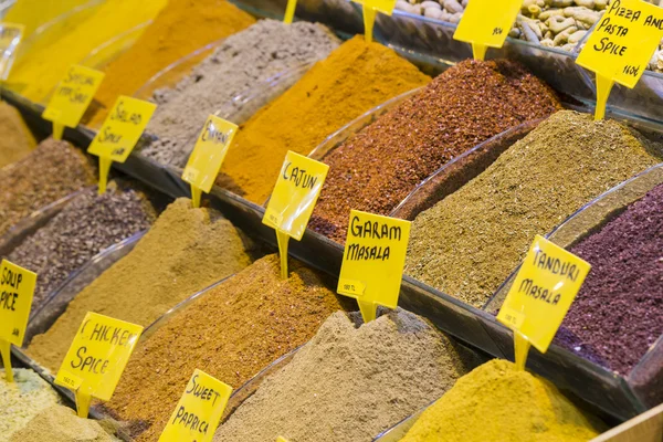 Barevné koření na koření Bazar v Istanbulu, Turecko — Stock fotografie