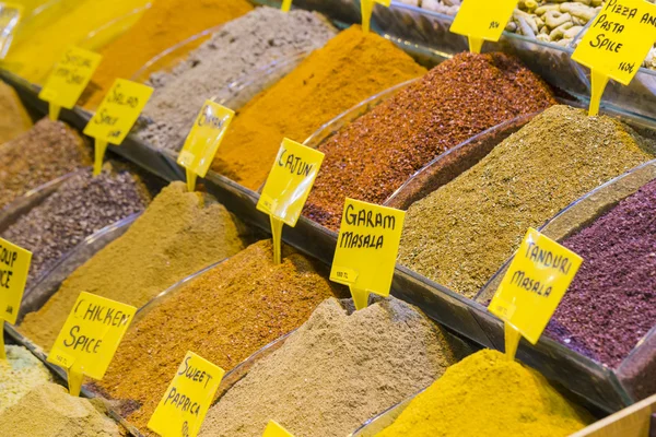 Especiarias coloridas no bazar de especiarias em Istambul, Turquia — Fotografia de Stock