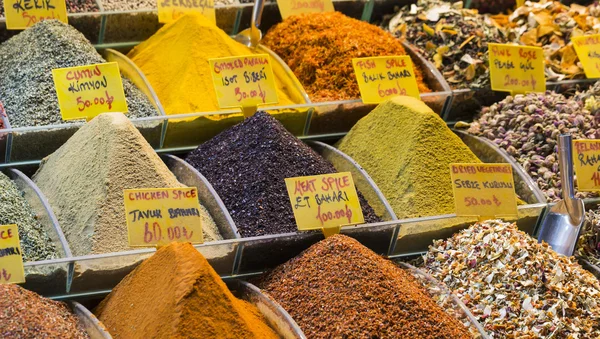 Barevné koření na koření Bazar v Istanbulu, Turecko — Stock fotografie