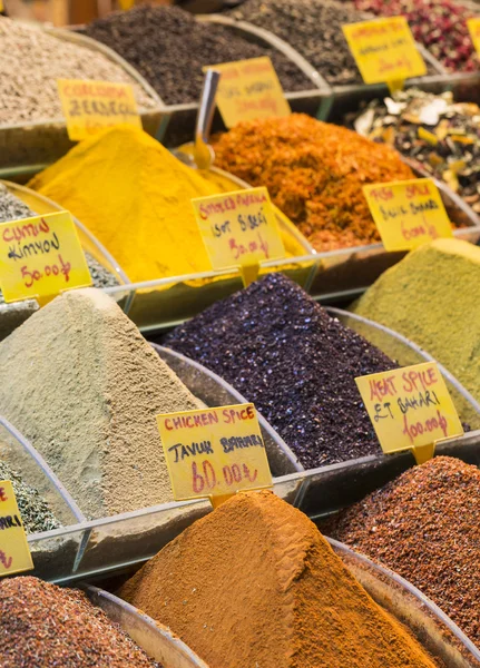 Barevné koření na koření Bazar v Istanbulu, Turecko — Stock fotografie