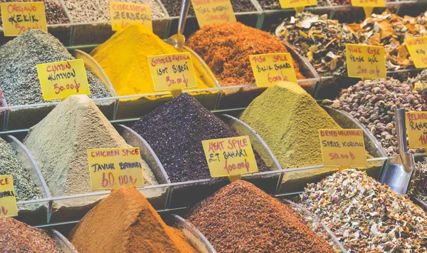 Especiarias coloridas no bazar de especiarias em Istambul, Turquia — Fotografia de Stock