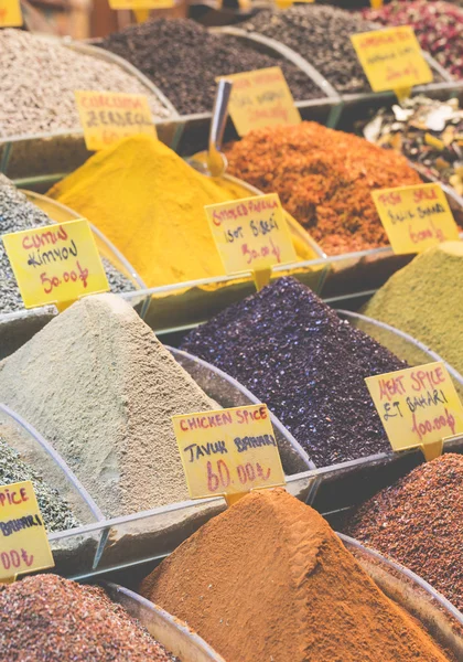 Färgstarka kryddor på spice bazaar i istanbul, Turkiet — Stockfoto