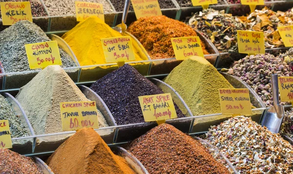 Barevné koření na koření Bazar v Istanbulu, Turecko — Stock fotografie