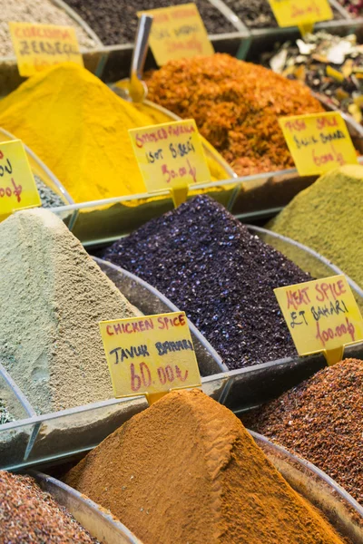 Épices colorées au bazar d'épices à Istanbul, Turquie — Photo