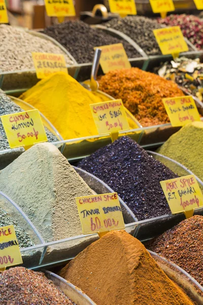 Épices colorées au bazar d'épices à Istanbul, Turquie — Photo