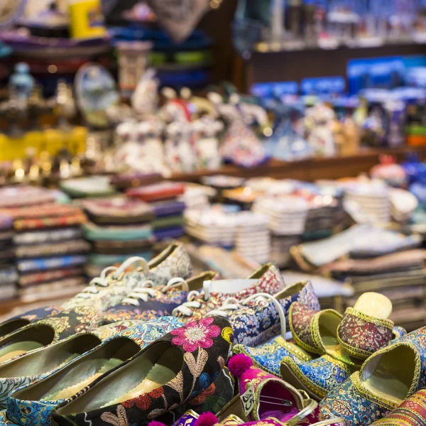 Oost-bazaar - handgemaakte schoenen. Afbeelding van verkoopargument bij Lugano — Stockfoto