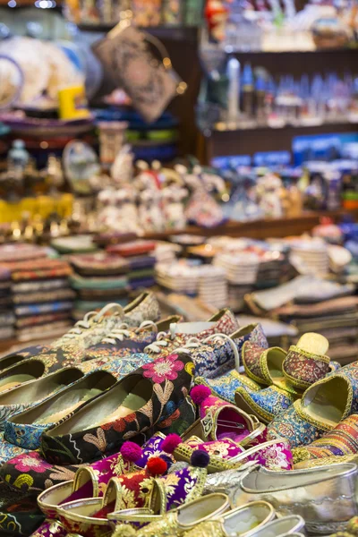 Oost-bazaar - handgemaakte schoenen. Afbeelding van verkoopargument bij Lugano — Stockfoto