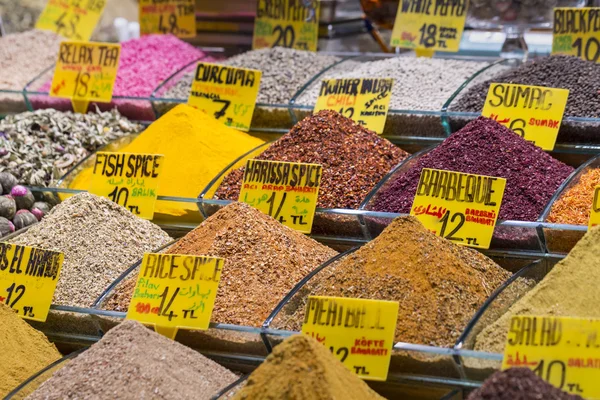 Colorful spices at spice bazaar in Istanbul, Turkey — Stock Photo, Image