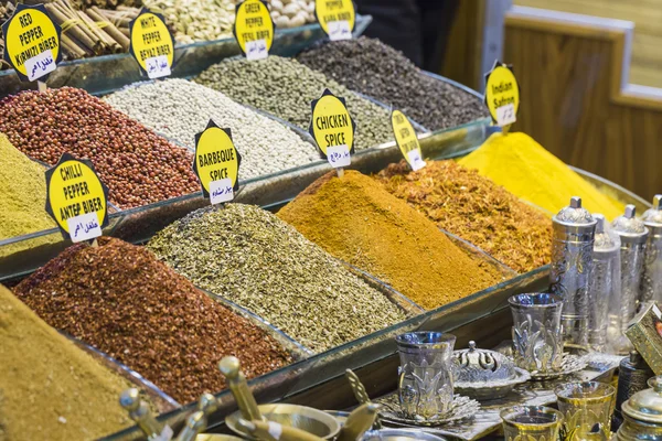 Especiarias coloridas no bazar de especiarias em Istambul, Turquia — Fotografia de Stock
