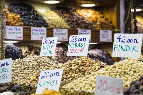 Färgstarka kryddor på spice bazaar i istanbul, Turkiet — Stockfoto