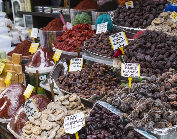 Berömda turkiska läckerheter på marknaden — Stockfoto