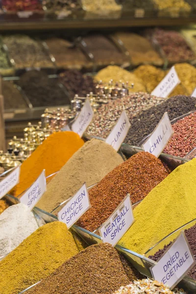 Coloridas especias en el bazar de especias en Estambul, Turquía —  Fotos de Stock