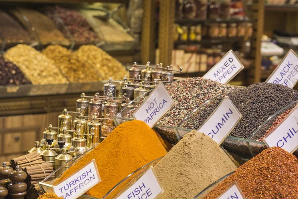 Coloridas especias en el bazar de especias en Estambul, Turquía — Foto de Stock