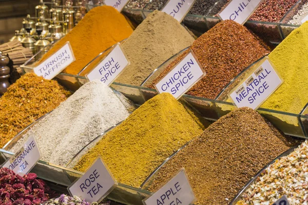 Färgstarka kryddor på spice bazaar i istanbul, Turkiet — Stockfoto