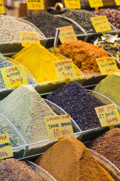 Kleurrijke kruiden op Egyptische bazaar in Istanboel, Turkije Stockfoto